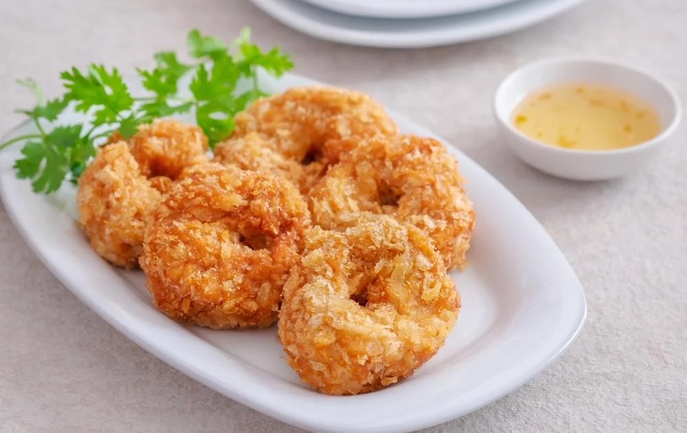 Bolinho de mandioca com camarão e catupiry